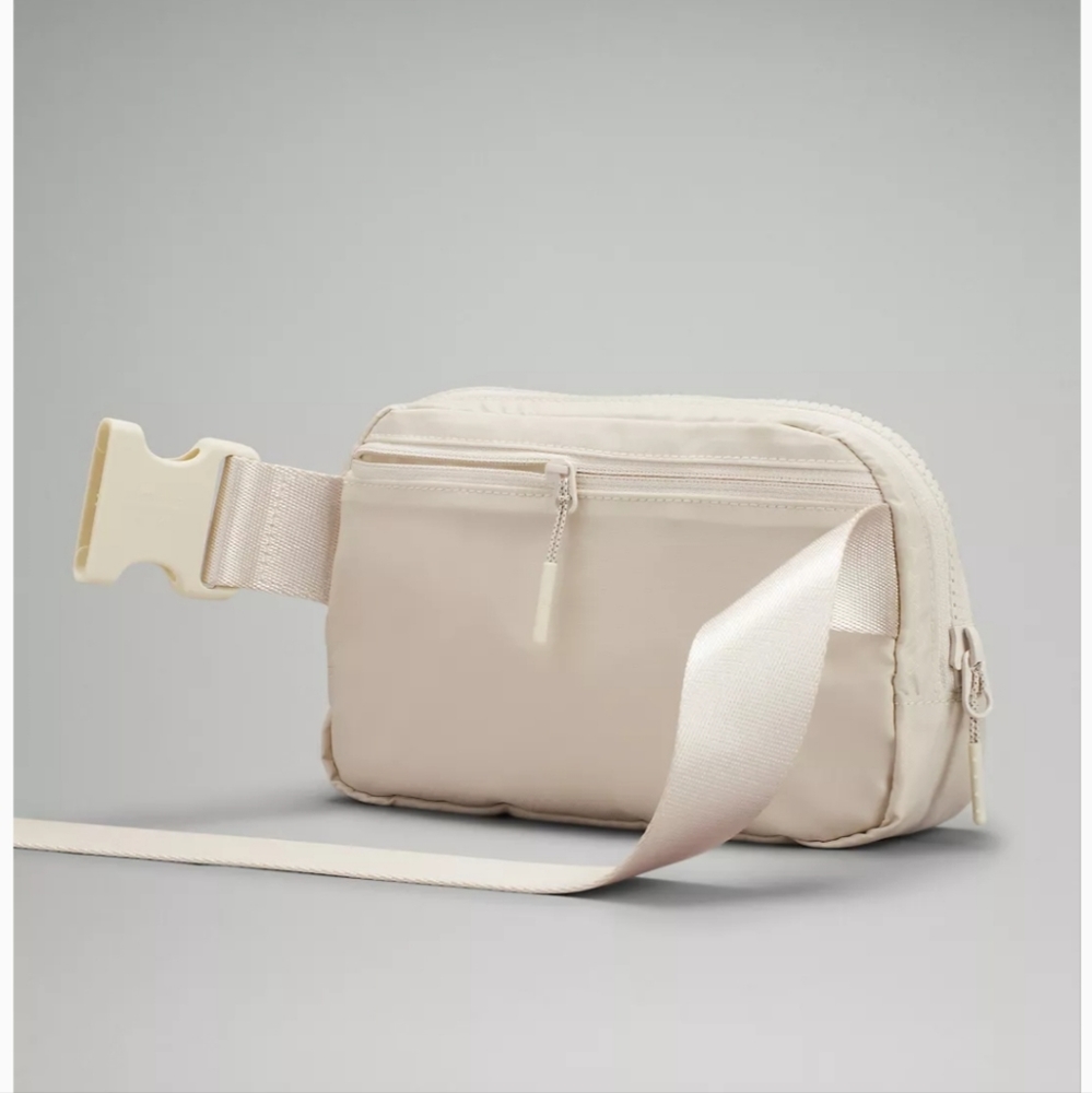 🆕️ LULULEMON EVERYHERE BELT BAG - WHITE OPAL - Picture 5 of 14